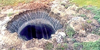 Воронка от подземного выброса газа на Ямале
